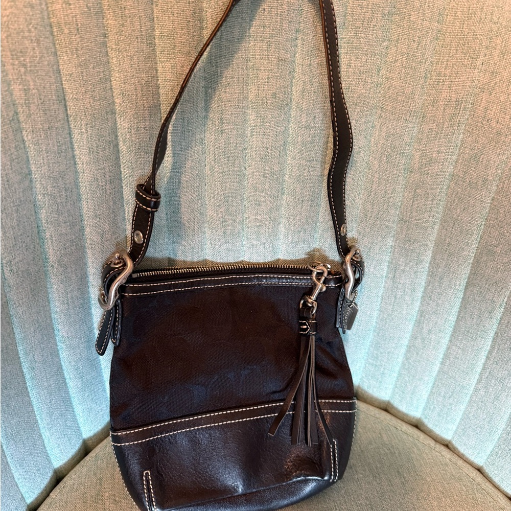 Vintage Coach black jacquard signature shoulder bag.